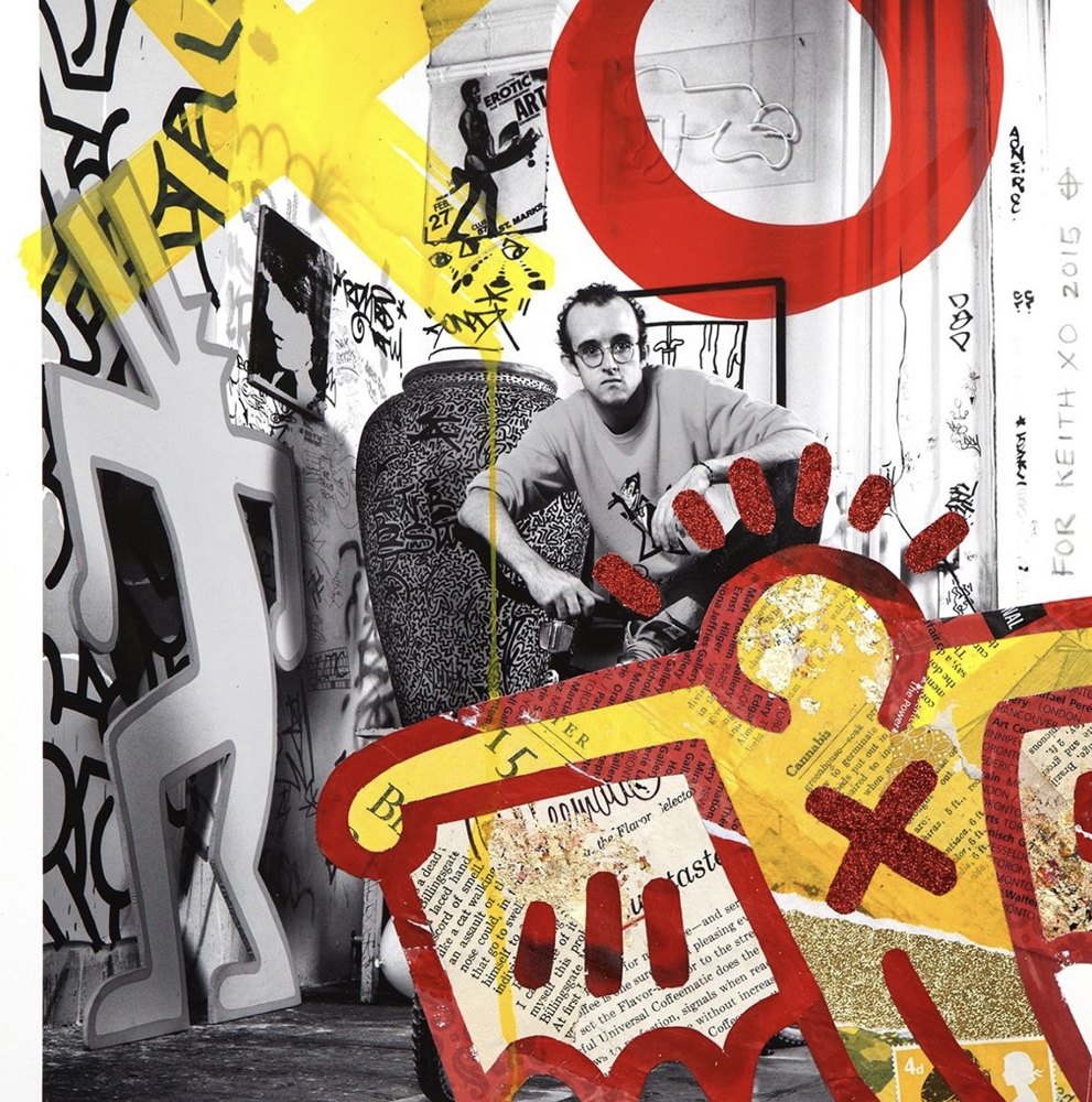 Keith Haring nel suo studio, con segni a spray dipinti sopra la foto